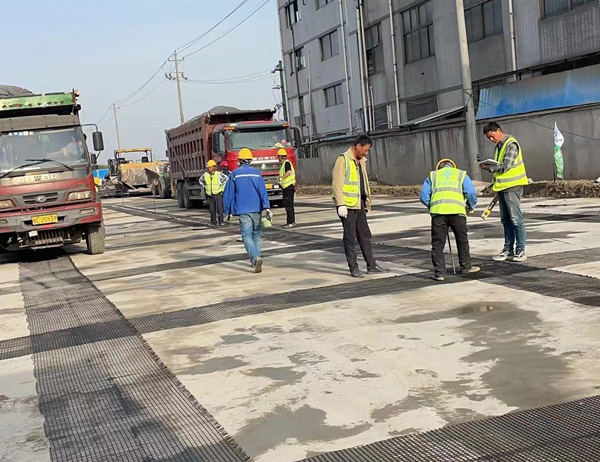 龙陵老材料的新故事：玻璃纤维土工格栅如何在‘白改黑’浪潮中重获新生？